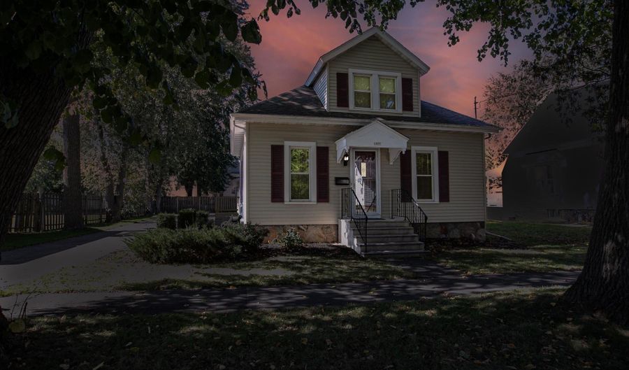 1327 N HARRIMAN St, Appleton, WI 54911 - 3 Beds, 2 Bath