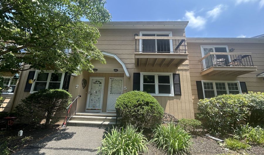 5 Deer Run 5, Bethel, CT 06801 - 2 Beds, 2 Bath