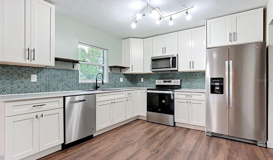 215 EDGEWOOD Dr, Bartow, FL 33830 - 3 Beds, 2 Bath