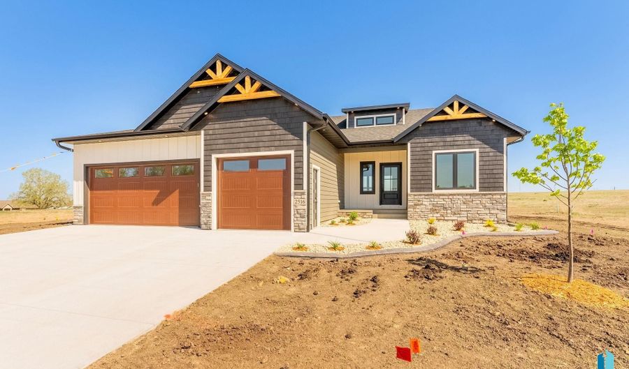2516 E Chestnut Trl, Brandon, SD 57005 - 5 Beds, 3 Bath