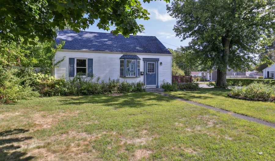 40 Park Ave, Danbury, CT 06810 - 4 Beds, 2 Bath