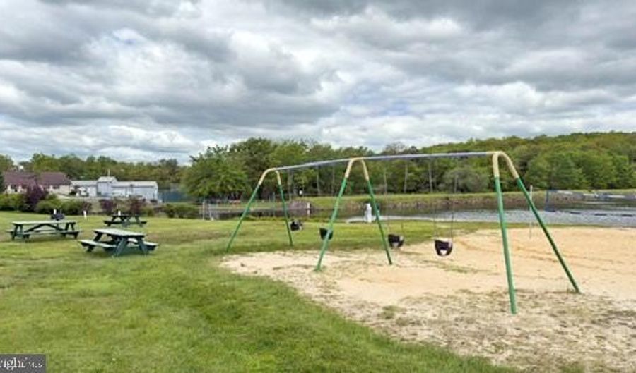 109 KNOB Ct, Albrightsville, PA 18210 - 4 Beds, 2 Bath