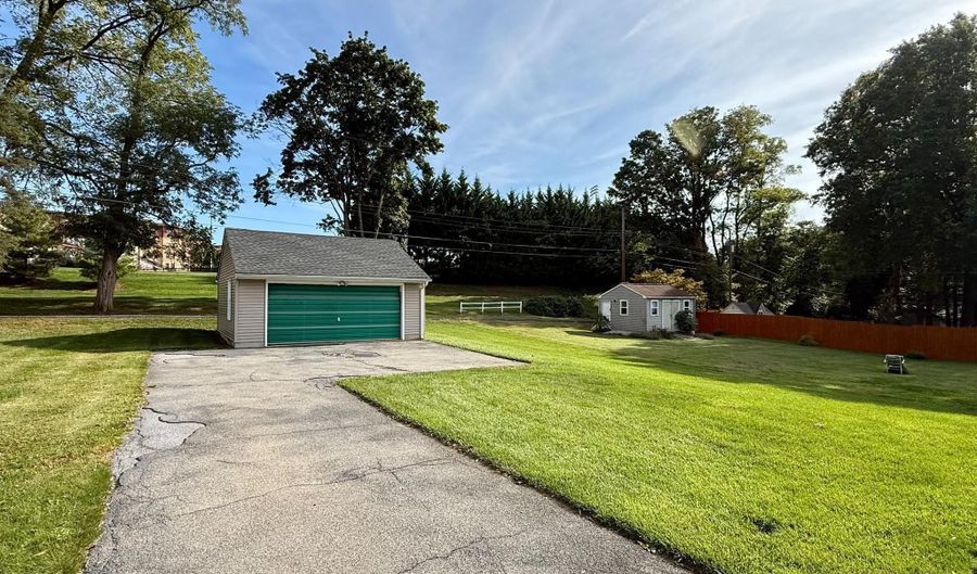 44 WESLEYAN Dr, Reading, PA 19607 - 4 Beds, 1 Bath