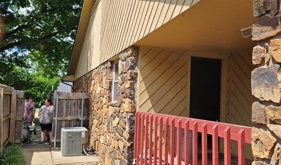 2423 Chapel Hl, Bartlesville, OK 74006 - 3 Beds, 3 Bath