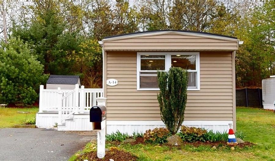 14 Krzak Rd, North Kingstown, RI 02852 - 2 Beds, 1 Bath
