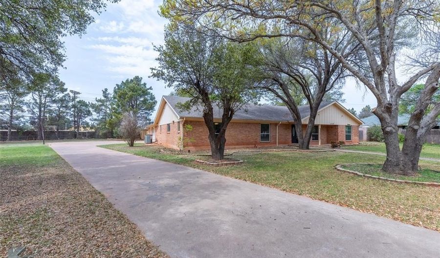 2138 Brook Hollow Dr, Abilene, TX 79605 - 4 Beds, 3 Bath