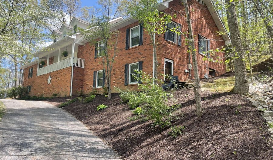 222 Park Hill Ave, Barbourville, KY 40906 - 6 Beds, 4 Bath