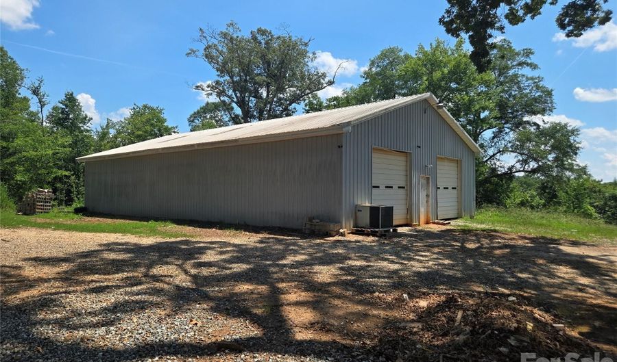 1127 N Mountain St, Blacksburg, SC 29702 - 4 Beds, 1 Bath
