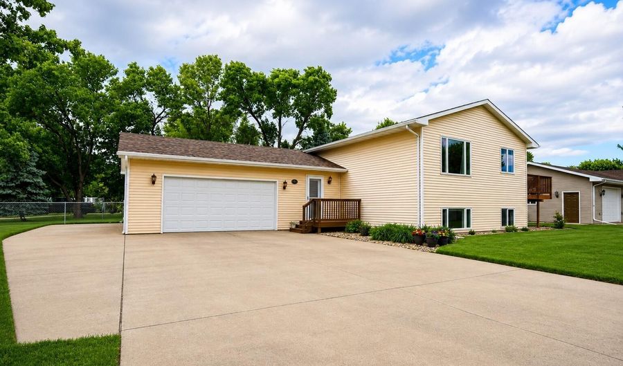 705 SW 13th Ave, Aberdeen, SD 57401 - 4 Beds, 2 Bath