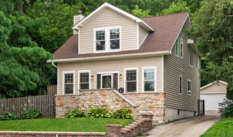 108 N Main St, Algonquin, IL 60102 - 3 Beds, 3 Bath