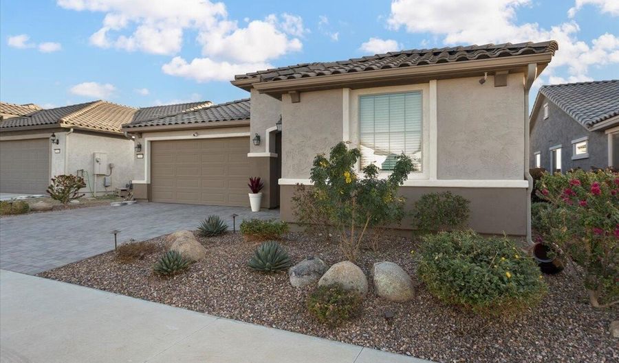 27453 W WAHALLA Ln, Buckeye, AZ 85396 - 2 Beds, 3 Bath