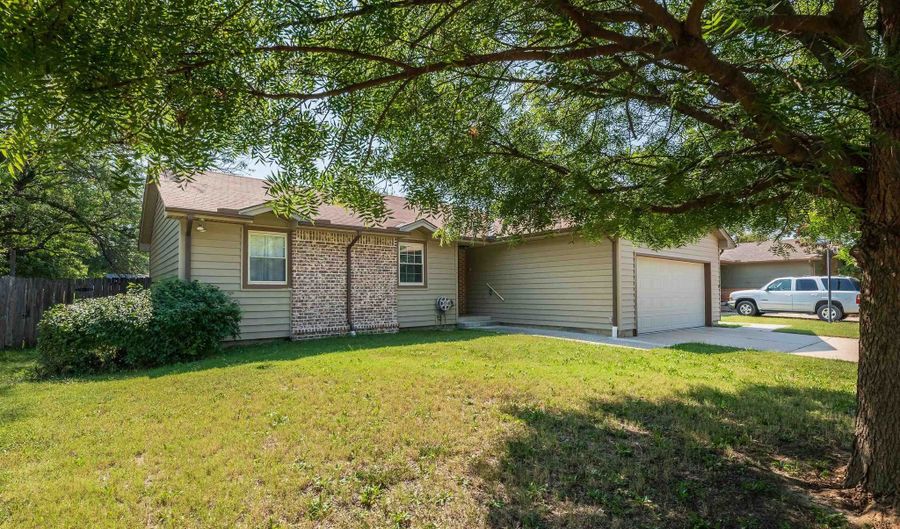 5635 E 39th St N, Bel Aire, KS 67220 - 3 Beds, 2 Bath
