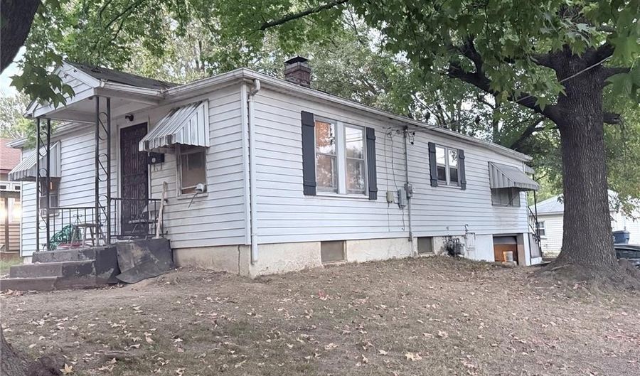 1215 Clawson St, Alton, IL 62002 - 2 Beds, 1 Bath