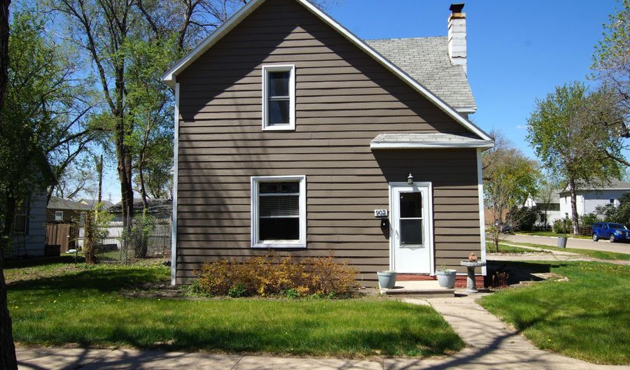 902 S 3rd St, Aberdeen, SD 57401 - 3 Beds, 1 Bath
