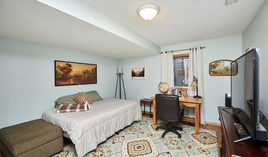 1002 SE 8th St, Ankeny, IA 50021 - 5 Beds, 4 Bath