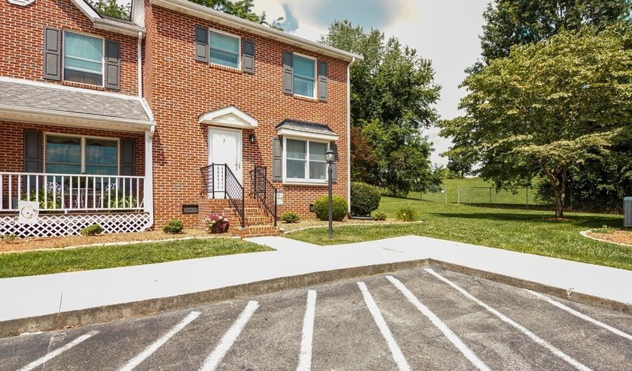 803 NE Edgemont North St, Abingdon, VA 24210 - 2 Beds, 3 Bath