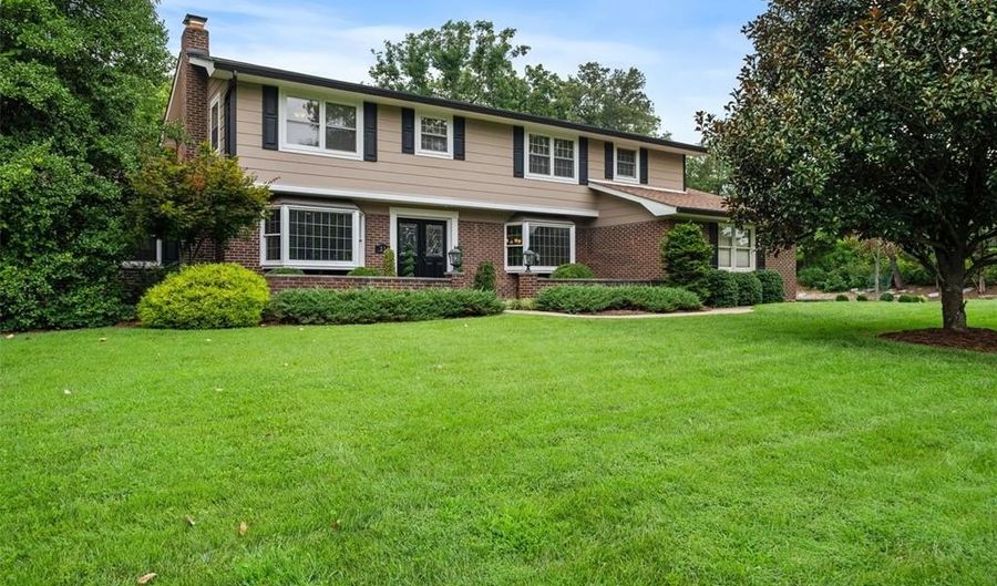21 Meadowbrook Country Club Est, Ballwin, MO 63011 - 4 Beds, 3 Bath