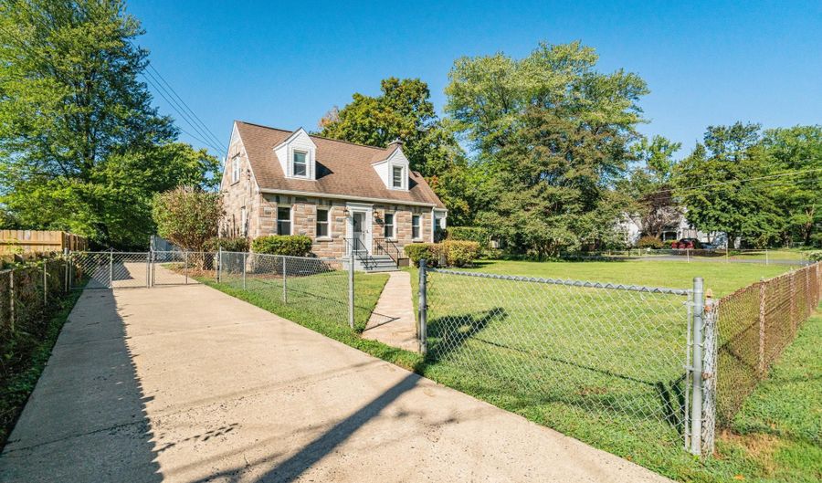 8230 GREGORY Dr, Alexandria, VA 22309 - 3 Beds, 3 Bath