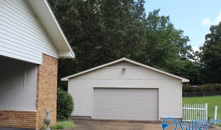 329 7th Ave NE, Arab, AL 35016 - 3 Beds, 2 Bath