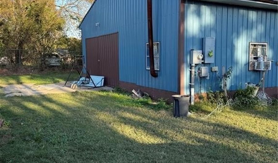 301 Choctaw St, Arkoma, OK 74901 - 2 Beds, 1 Bath