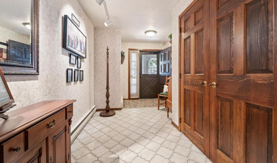 2213 SUNRISE Dr, Appleton, WI 54914 - 3 Beds, 3 Bath