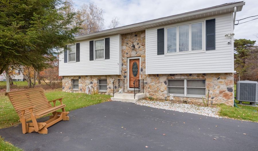 1977 Sun Valley Dr, Blakeslee, PA 18610 - 3 Beds, 2 Bath