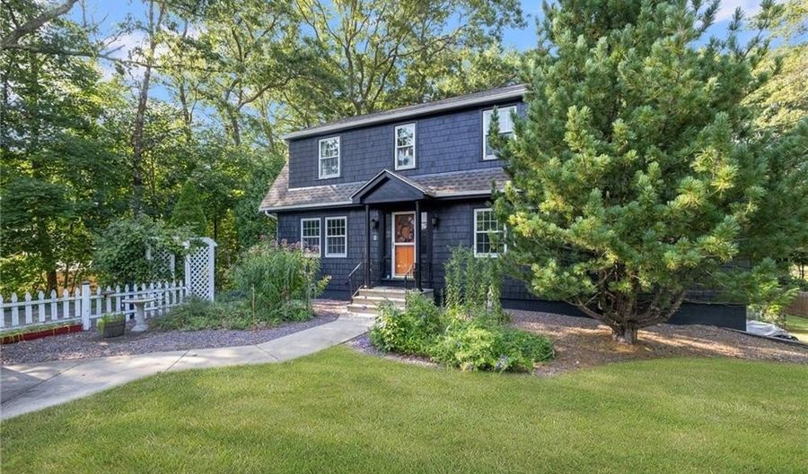2 Haywood Rd, Coventry, RI 02816 - 3 Beds, 2 Bath