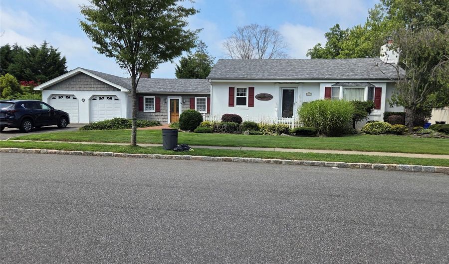 31 S Emerson Ave, Amity Harbor, NY 11701 - 3 Beds, 2 Bath