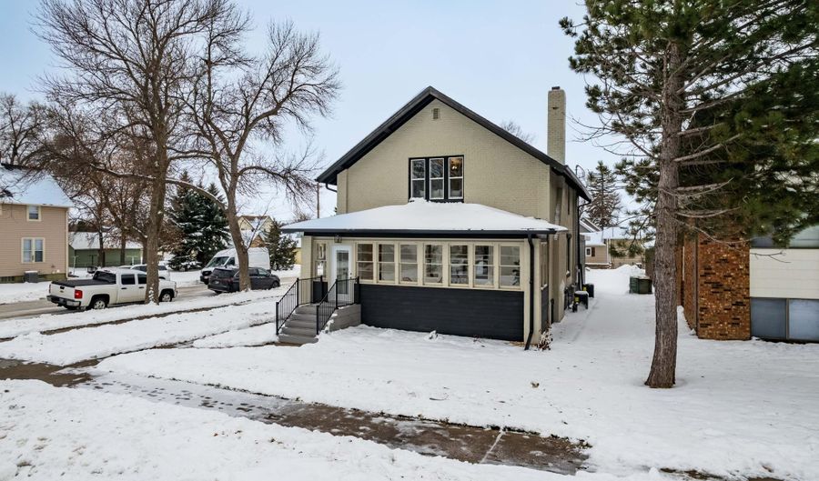 601 N 1st St, Aberdeen, SD 57401 - 4 Beds, 4 Bath