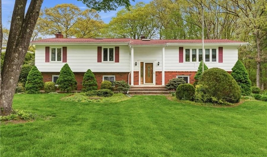 6 Bruce Dr, North Smithfield, RI 02896 - 3 Beds, 2 Bath