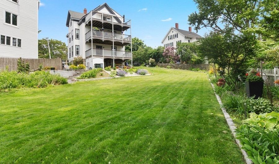 17 Lothrop St 1, Beverly, MA 01915 - 2 Beds, 1 Bath