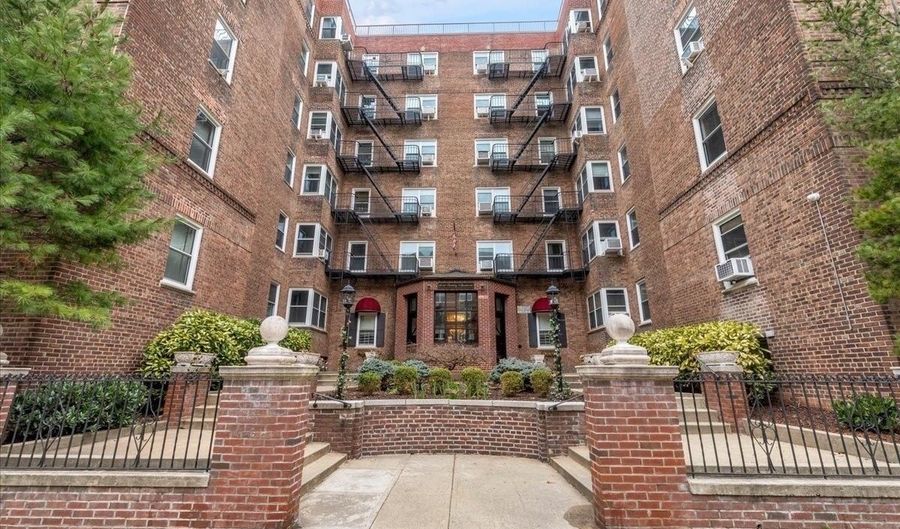 99-45 67th Rd 519/20, Forest Hills, NY 11375 - 3 Beds, 2 Bath