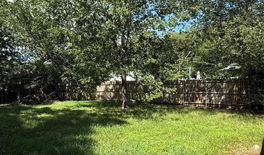 421 Elm St, Ardmore, OK 73401 - 3 Beds, 2 Bath