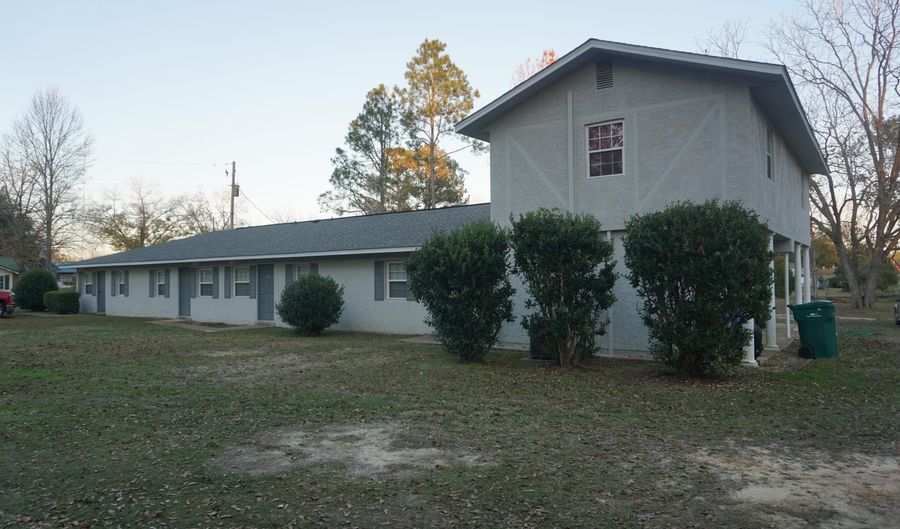 1083 White Ave, Graceville, FL 32440 - 10 Beds, 6 Bath