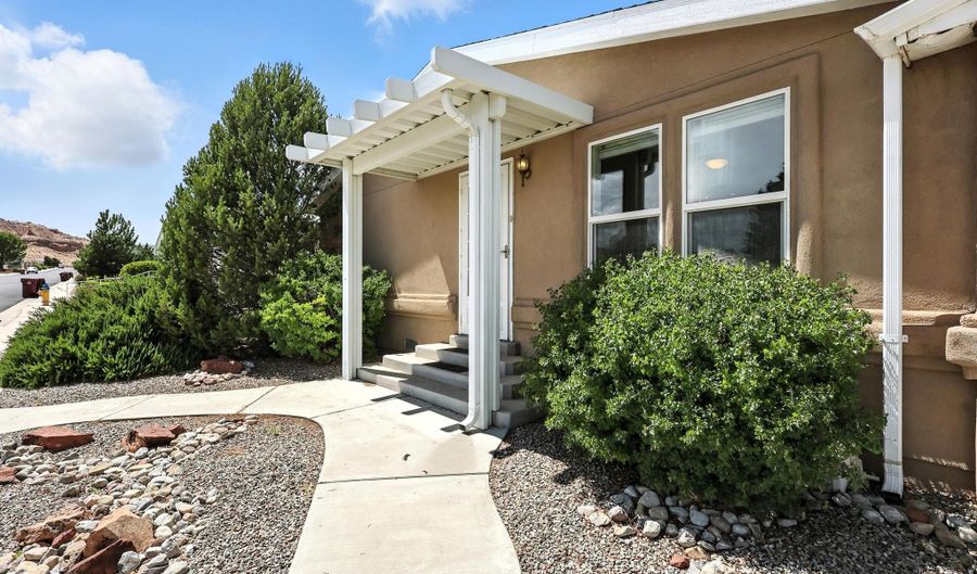 202 SUNRISE BLUFFS Dr, Belen, NM 87002 - 3 Beds, 2 Bath