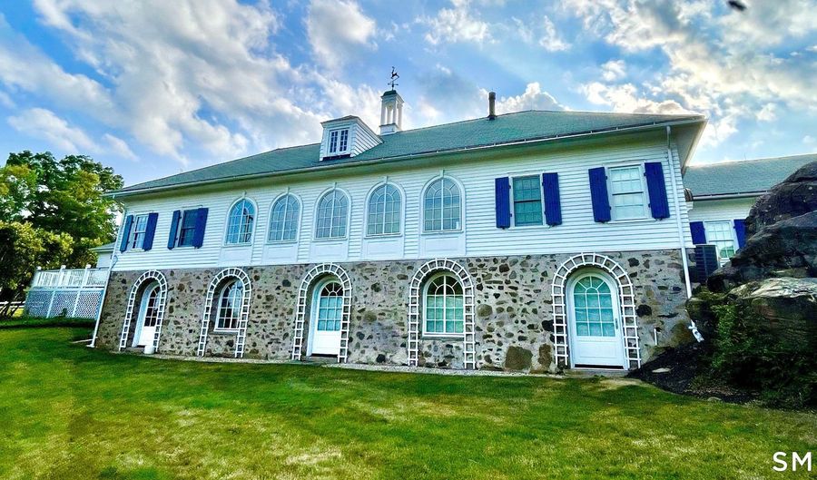 19 Deercliff Rd, Avon, CT 06001 - 4 Beds, 5 Bath