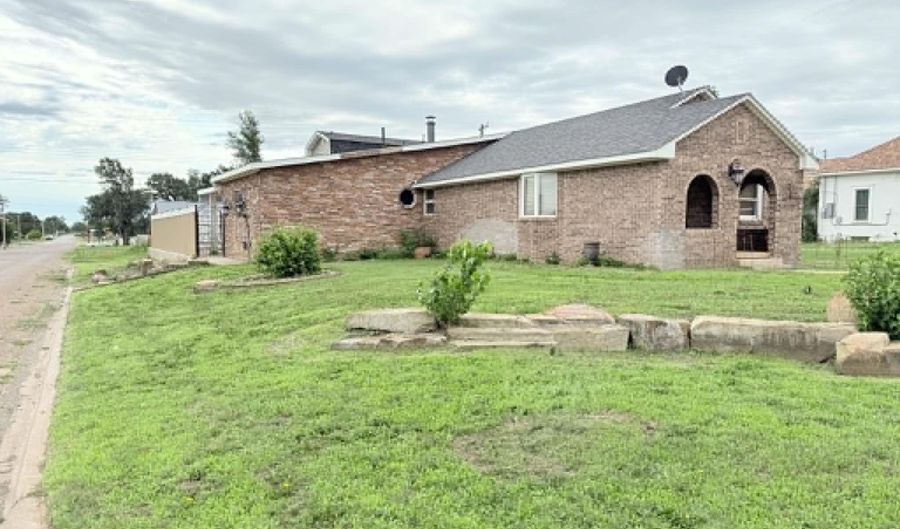 502 Avenue F, Beaver, OK 73932 - 4 Beds, 3 Bath