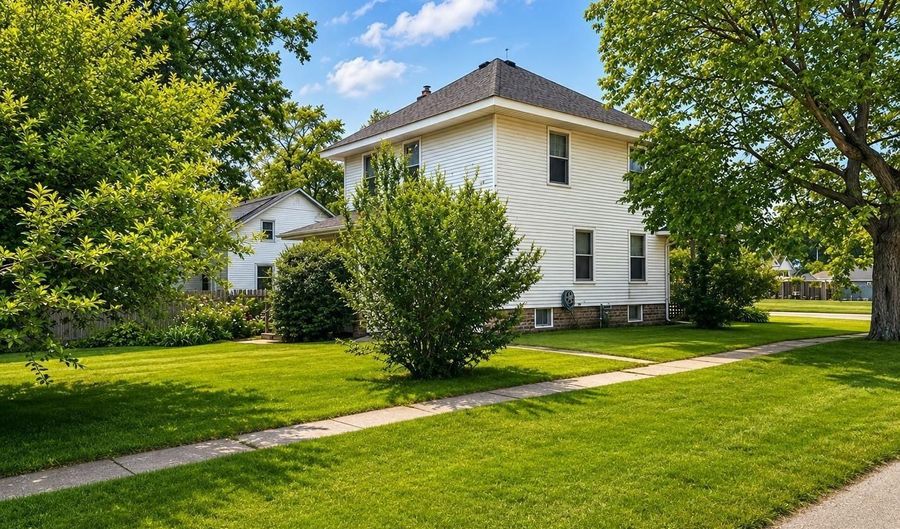 703 Smith St, Algonac, MI 48001 - 3 Beds, 2 Bath