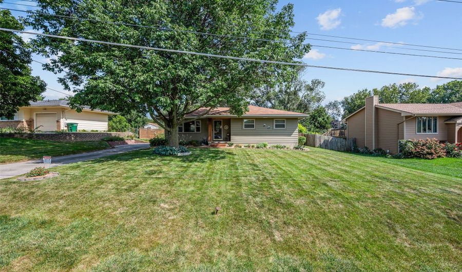 6823 NW Golden Ln, Des Moines, IA 50313 - 3 Beds, 2 Bath