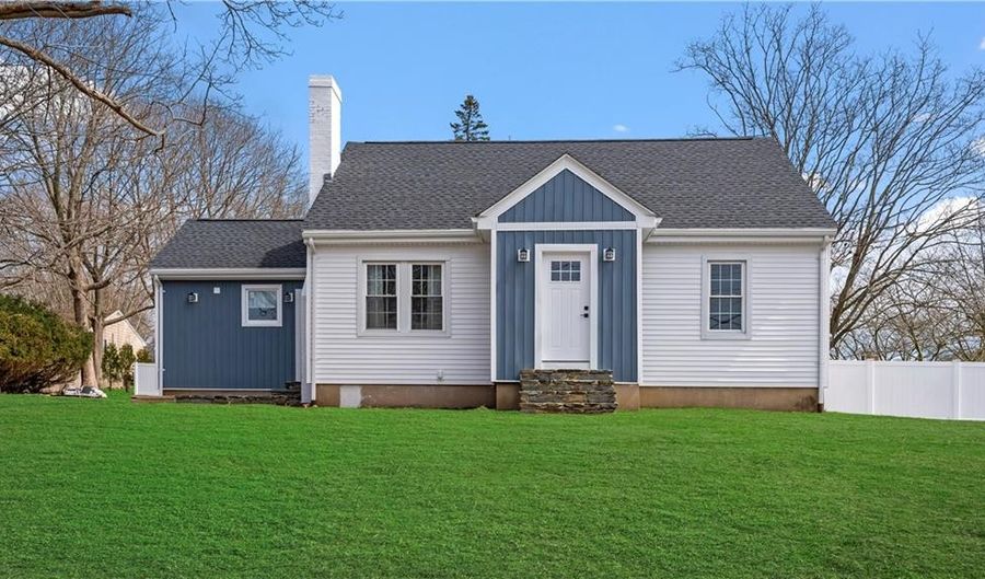 260 Valley Rd, Middletown, RI 02842 - 3 Beds, 2 Bath