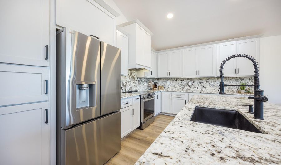 1302 W Coyote Trl, Benson, AZ 85602 - 8 Beds, 6 Bath