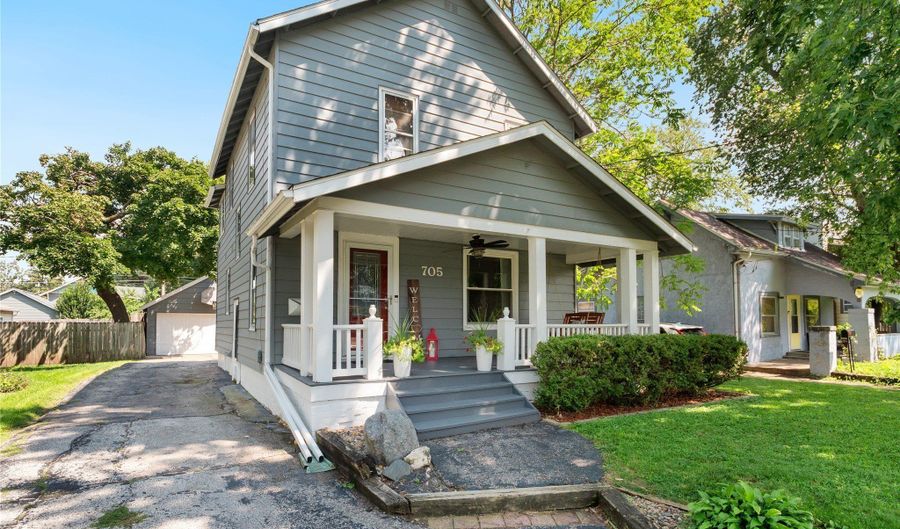 705 38th St, Des Moines, IA 50312 - 3 Beds, 2 Bath