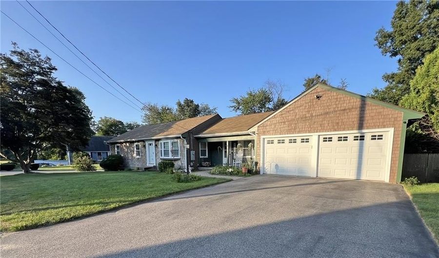 4 Norton Dr, Cumberland, RI 02864 - 3 Beds, 2 Bath