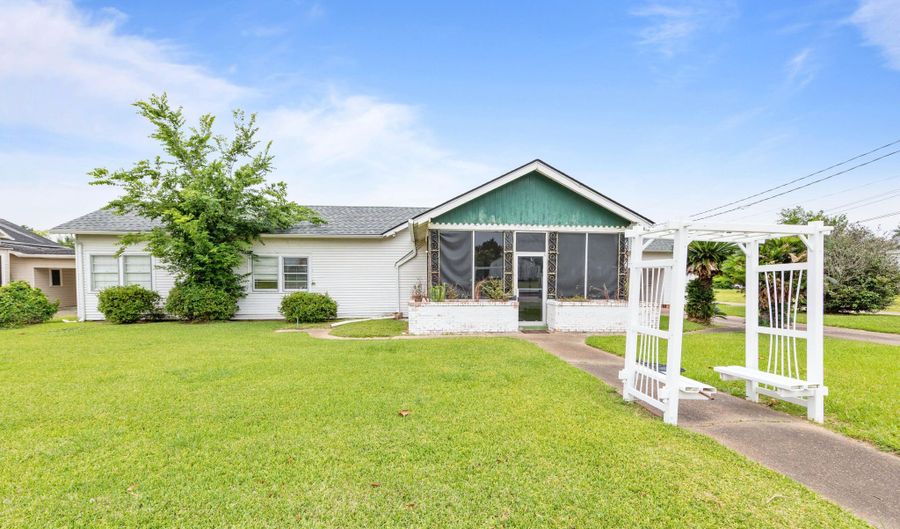 125 N Main St, Abbeville, LA 70510 - 4 Beds, 2 Bath