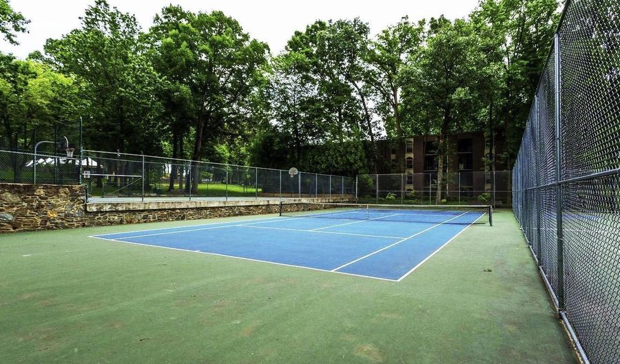 3318 WOODBURN VILLAGE Dr 32, Annandale, VA 22003 - 3 Beds, 2 Bath