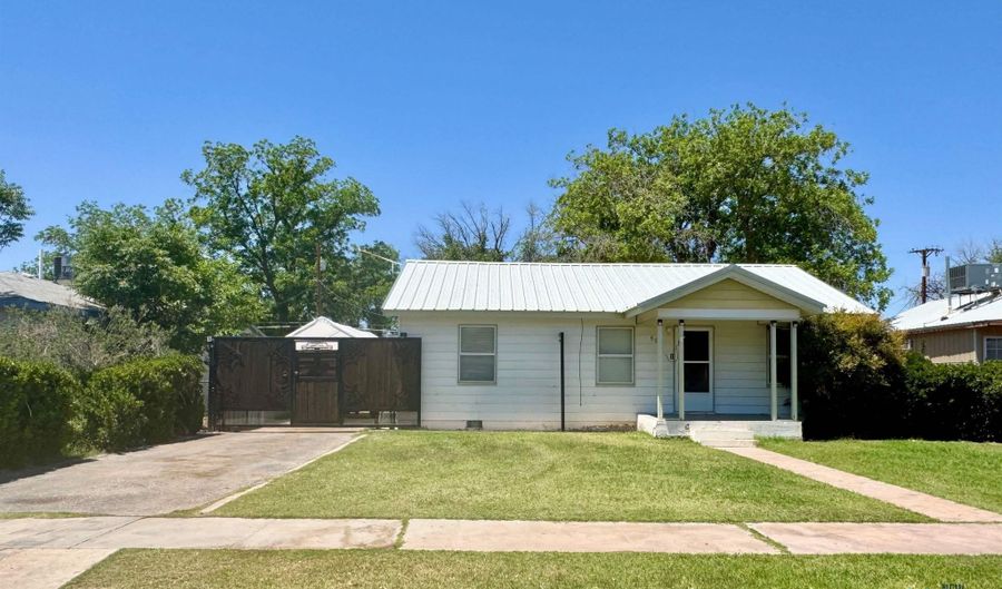 507 N Third St, Carlsbad, NM 88220 - 3 Beds, 1 Bath