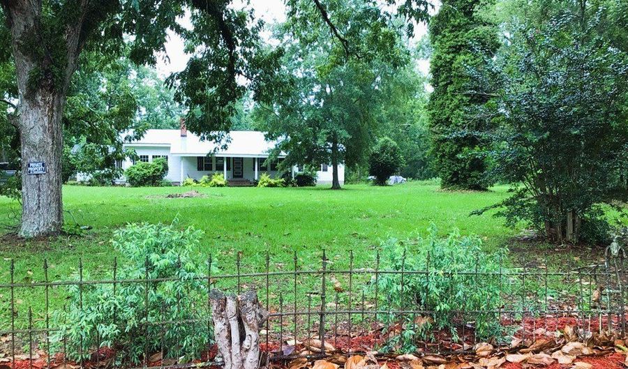 2195 Coffee Rd, Barwick, GA 31626 - 3 Beds, 3 Bath