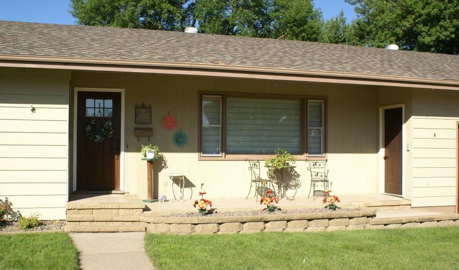 102 Linda Ln, Aberdeen, SD 57401 - 5 Beds, 3 Bath