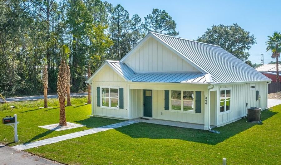 200 13th St, Apalachicola, FL 32320 - 3 Beds, 2 Bath