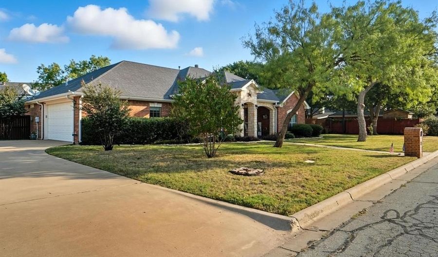 682 Lytle Shores Dr, Abilene, TX 79602 - 4 Beds, 3 Bath